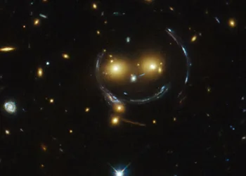 Hubble’dan gülümseyen galaksi görüntüsü