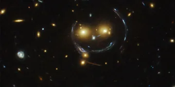 Hubble’dan gülümseyen galaksi görüntüsü
