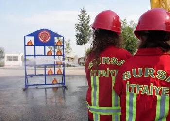 Uludağ’da aç kalan ayı yemek aradı