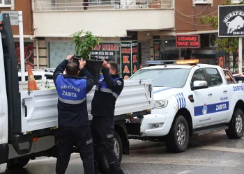 Nilüfer’de kaldırım ve yolları işgal eden tabelalar toplandı