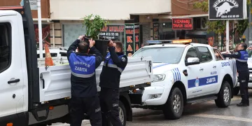 Nilüfer’de kaldırım ve yolları işgal eden tabelalar toplandı