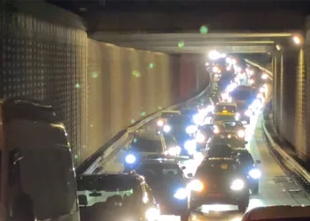 Bursa’da bariyerlere çarpan araçta 2 kişi yaralandı