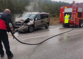 Bolu’da hafif ticari araç ile tır çarpıştı: 1 yaralı