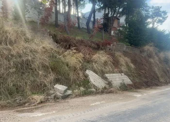 Bursa’da yağışlar istinat duvarını yıktı, duvar parçaları yola düştü
