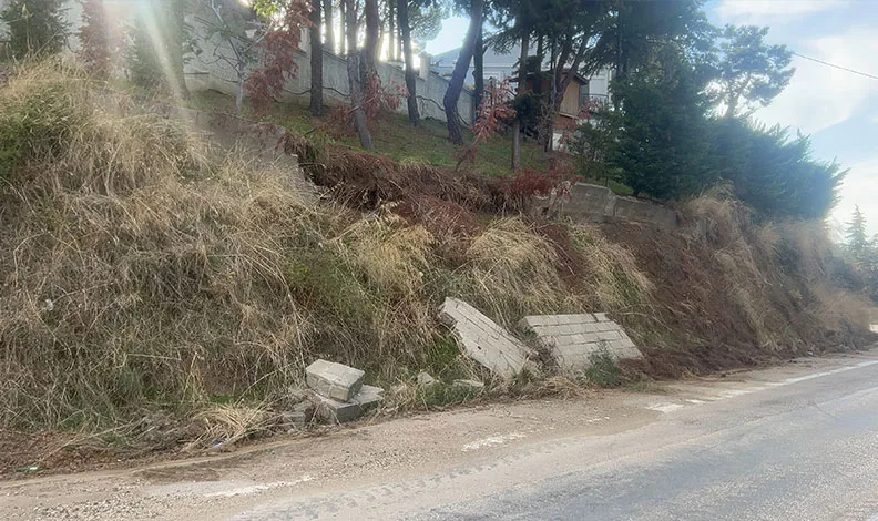 Bursa’da yağışlar istinat duvarını yıktı, duvar parçaları yola düştü