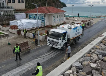 Büyükşehir ekiplerinden sahillerde temizlik çalışması