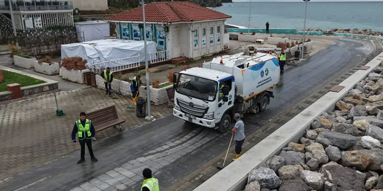 Büyükşehir ekiplerinden sahillerde temizlik çalışması