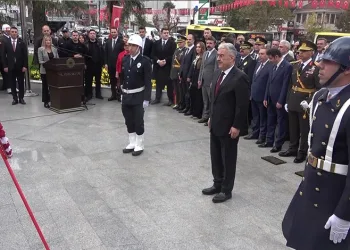 Bursa’da Cumhuriyet’in 103. yılı için çelenk sunuldu