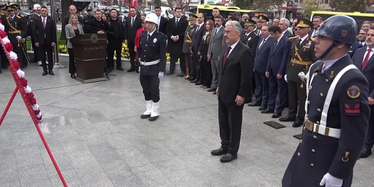 Bursa’da Cumhuriyet’in 103. yılı için çelenk sunuldu