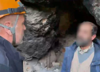 71 yaşında traktörüyle çocukları antrenmana taşıyor