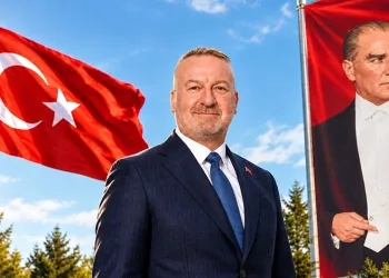Tır ile kamyonet kafa kafaya çarpıştı: 2 ağır yaralı