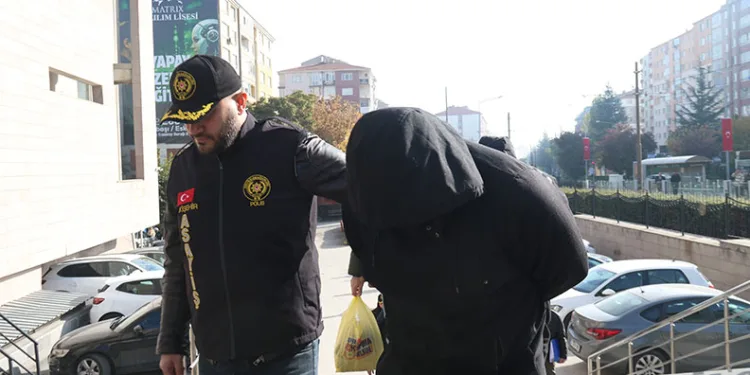 Eskişehir merkezli 5 ildeki fuhuş operasyonunda yakalanan 17 şüpheli adliyeye sevk edildi