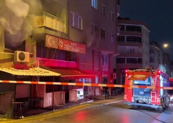 Kıraathanede gece yarısı çıkan yangın korkuttu
