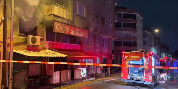 Kıraathanede gece yarısı çıkan yangın korkuttu