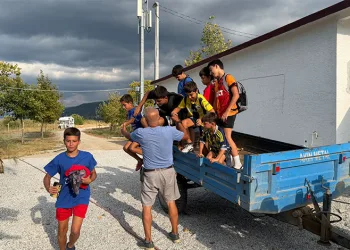 71 yaşında traktörüyle çocukları antrenmana taşıyor