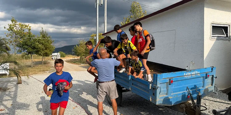 71 yaşında traktörüyle çocukları antrenmana taşıyor