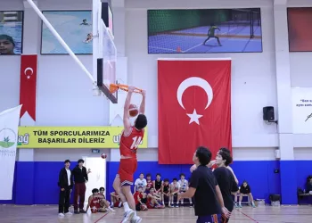 Karnına tel saplanan çocuk yaralandı
