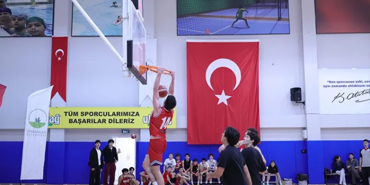 Karnına tel saplanan çocuk yaralandı