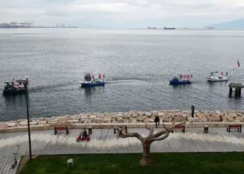 Gemlik’te tekne ve kayıklar Türk bayraklarıyla donatıldı