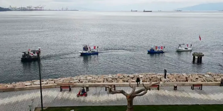 Gemlik’te tekne ve kayıklar Türk bayraklarıyla donatıldı
