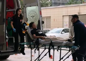 Karnına tel saplanan çocuk yaralandı