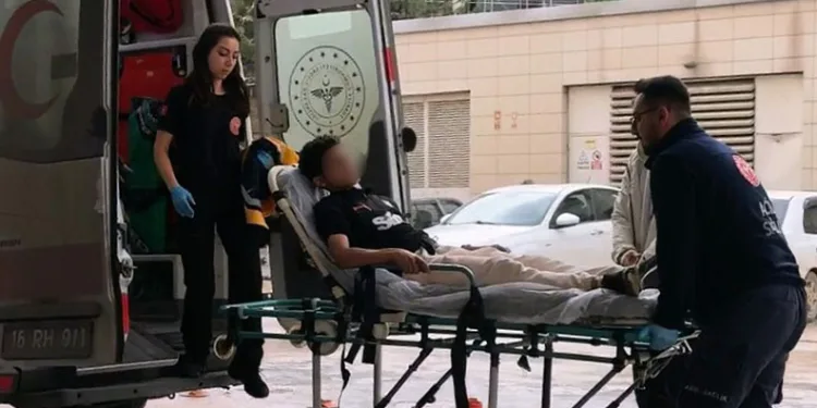 Karnına tel saplanan çocuk yaralandı