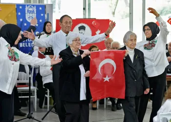 Karnına tel saplanan çocuk yaralandı