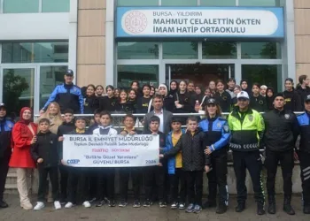Bursa’da kamyonete çarpan otomobil, 250 metre savrularak takla attı!