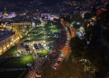 Karnına tel saplanan çocuk yaralandı