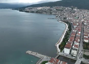 Karacabey-Bandırma yolunda otomobil kanala uçtu: 1 yaralı