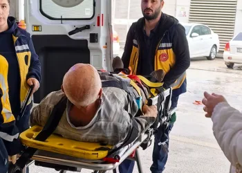 Karnına tel saplanan çocuk yaralandı