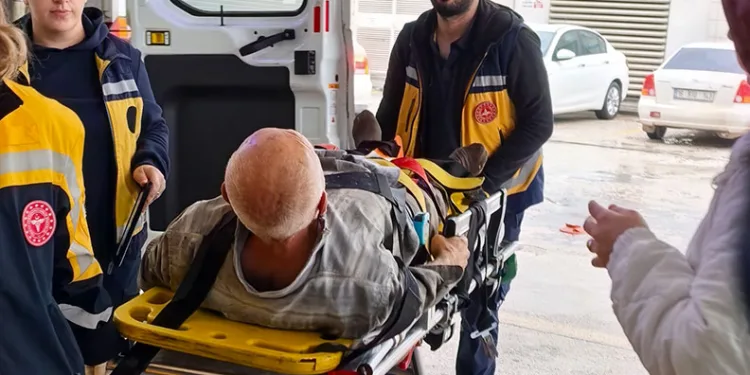 Karnına tel saplanan çocuk yaralandı