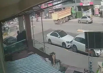Motosiklet ile hafif ticari araç çarpıştı: 1 yaralı