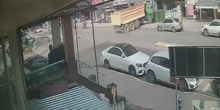Motosiklet ile hafif ticari araç çarpıştı: 1 yaralı