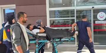 Motosiklet ile hafif ticari araç çarpıştı: 1 yaralı
