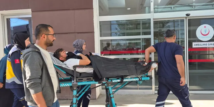 Motosiklet ile hafif ticari araç çarpıştı: 1 yaralı