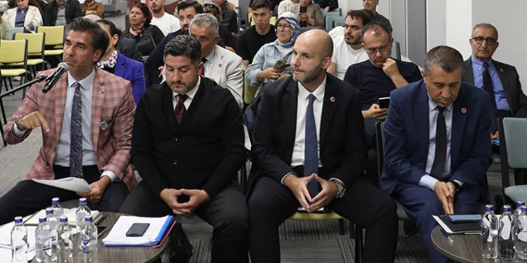Uludağ’da aç kalan ayı yemek aradı