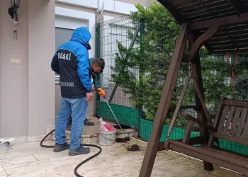 Bursa’da fırtına halı sahanın direklerini yıktı
