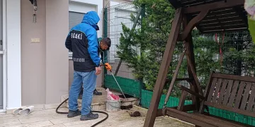 Bursa’da fırtına halı sahanın direklerini yıktı