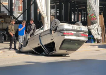 Motosiklet ile hafif ticari araç çarpıştı: 1 yaralı