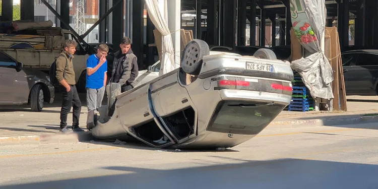 Motosiklet ile hafif ticari araç çarpıştı: 1 yaralı