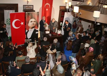 Tır ile kamyonet kafa kafaya çarpıştı: 2 ağır yaralı