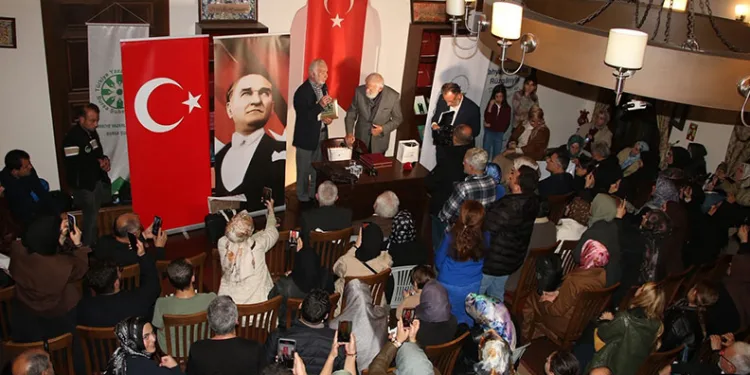 Tır ile kamyonet kafa kafaya çarpıştı: 2 ağır yaralı