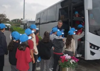 Bursa’da fırtına halı sahanın direklerini yıktı