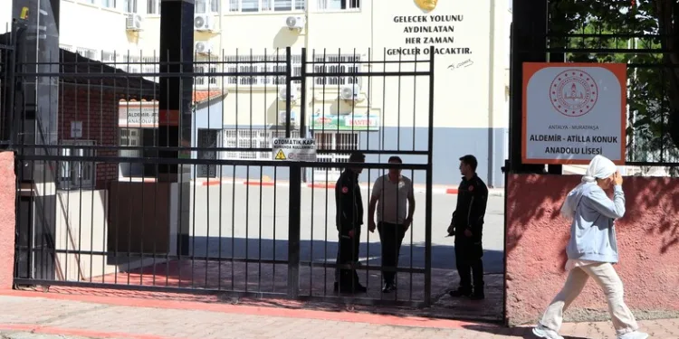 KPSS sınavı yapılan okulda kilitli kalan vatandaş kurtarıldı