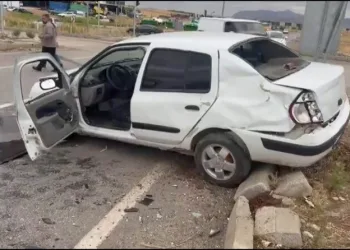 İki otomobil kafa kafaya çarpıştı: 5 yaralı