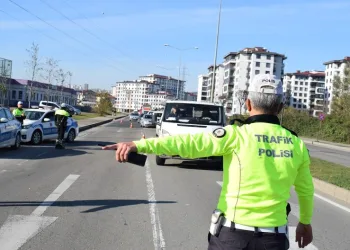 İki otomobil kafa kafaya çarpıştı: 5 yaralı