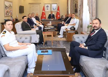 İki otomobil kafa kafaya çarpıştı: 5 yaralı