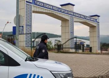 İki otomobil kafa kafaya çarpıştı: 5 yaralı