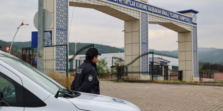 İki otomobil kafa kafaya çarpıştı: 5 yaralı